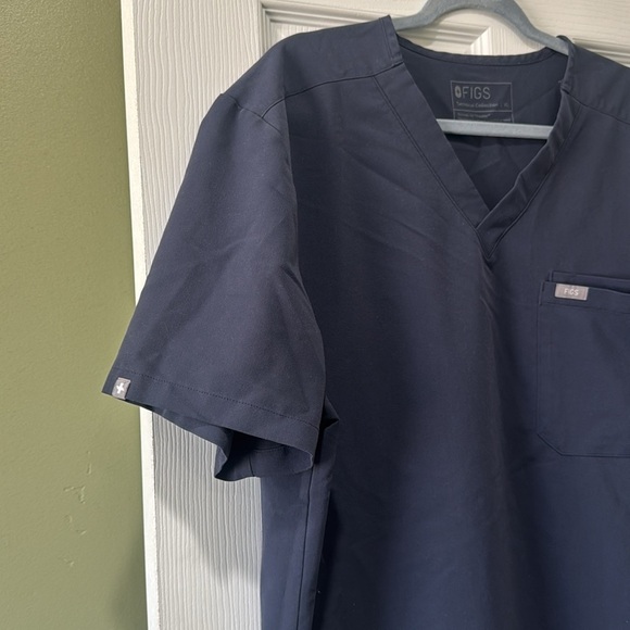 FIGS Scrubs Top - Picture 3 of 11